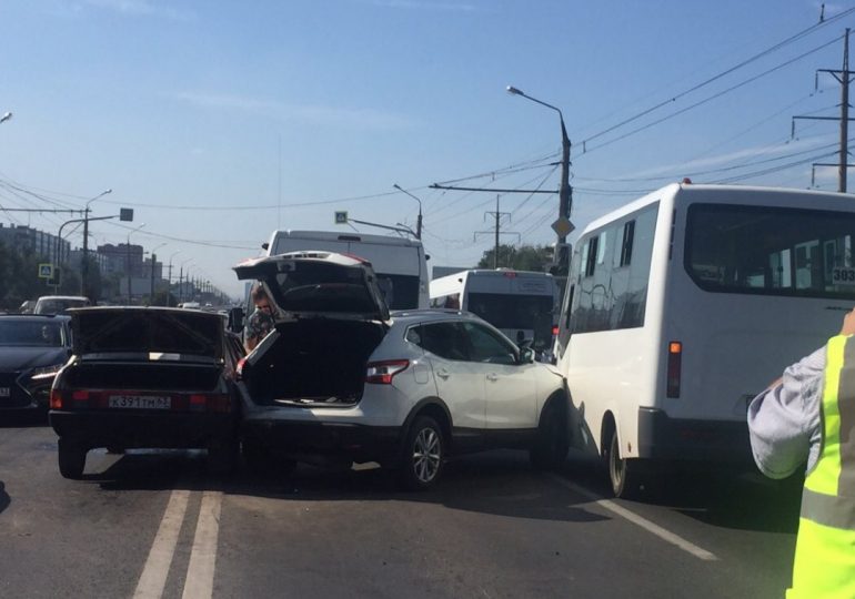 На Южном шоссе столкнулись четыре автомобиля, пострадал ребенок