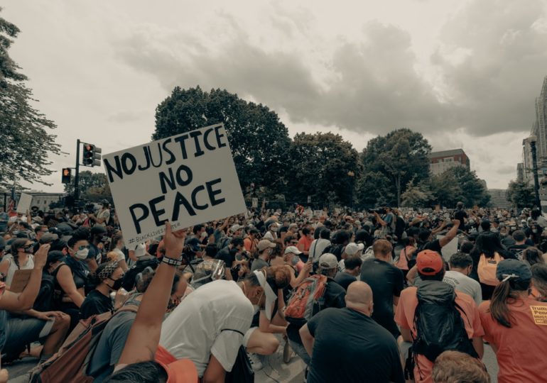 «Дело-то совсем не во Флойде»: американцы рассказали, почему начались массовые протесты в США