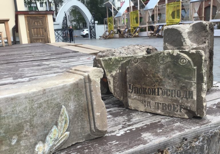 Могильные плиты с Всехсвятского кладбища перенесут на погост Иверского монастыря