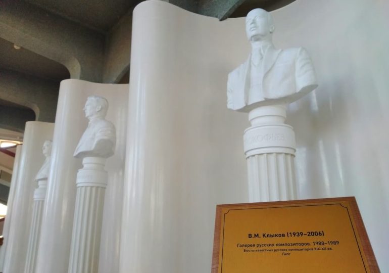 В Самарской филармонии появился этикетаж к скульптурам и витражам