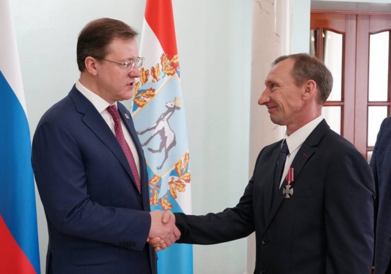 В преддверии Дня Победы губернатор Дмитрий Азаров вручил госнаграды землякам