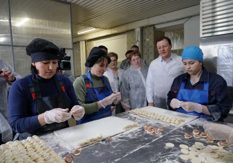 Дело семейное: производители мясных продуктов из Муранки рассказали губернатору о развитии производства