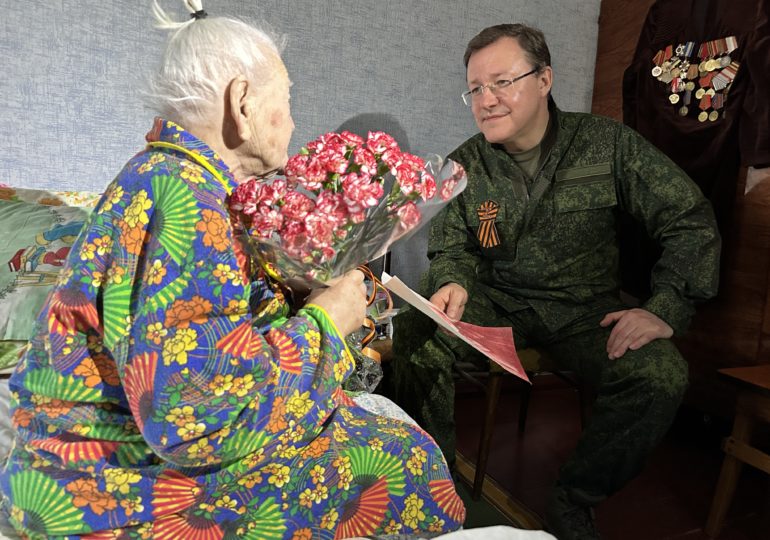 Дмитрий Азаров на Донбассе поздравил ветерана Великой Отечественной с наступающим Днем Победы