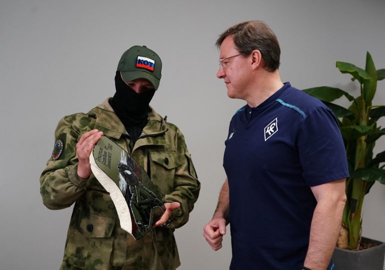 Самарский боец СВО подарил Дмитрию Азарову картину, сделанную на обломке ракеты комплекса С-400