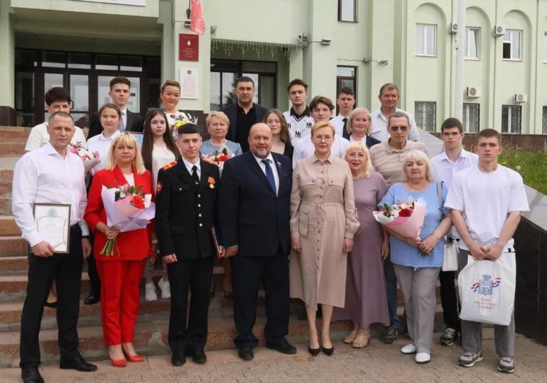 В Самаре выпускникам, воспитывающимся в семьях попечителей и опекунов, вручили подарки