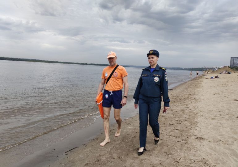В Самаре отдыхающим на пляжах напомнили правила оказания первой помощи утопающему