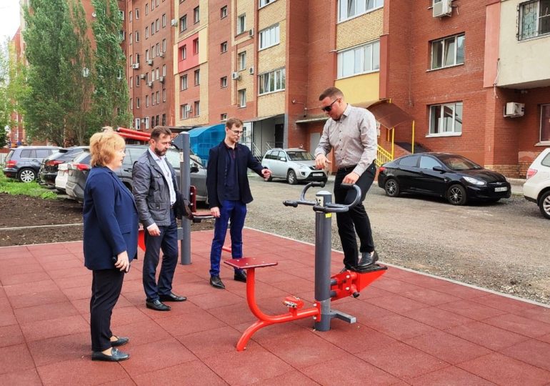 «Жилье и городская среда»: на улице Ленинской установили современную площадку с тренажерами