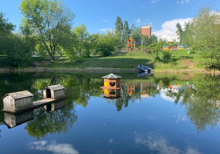 В самарском сквере «Солнечная поляна» появились деревянные домики для уток