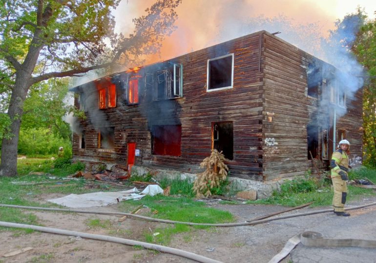 В Самаре горит двухэтажный расселенный дом на улице Белорусской