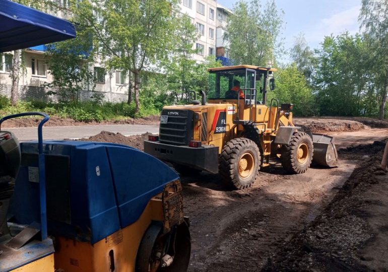 В поселке Управленческий благоустраивают дворовую территорию на улице Коптевской