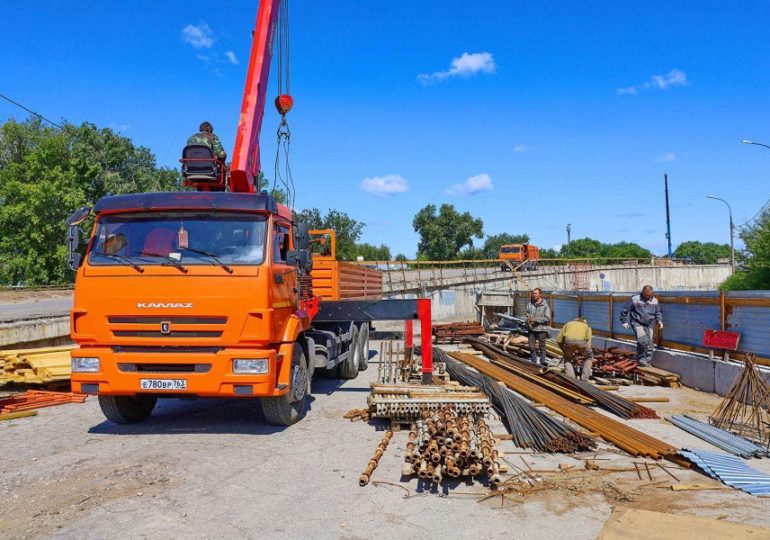 На путепроводе по улице Земеца выравнивают пролетные строения и ведут подготовку к устройству железобетонных ограждений