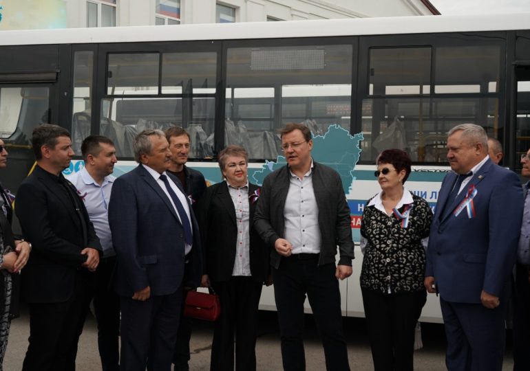 Губернатор Дмитрий Азаров передал землякам новые пассажирские автобусы