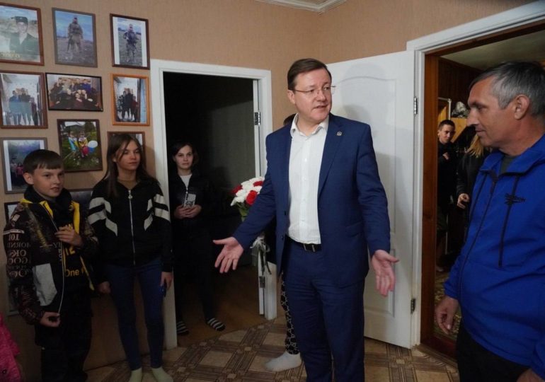 Дмитрий Азаров навестил многодетную семью бойца СВО в Большеглушицком районе