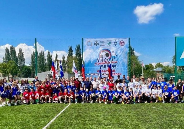 «Лето с футбольным мячом»: школьные и дворовые команды Самары соревнуются за звание лучших