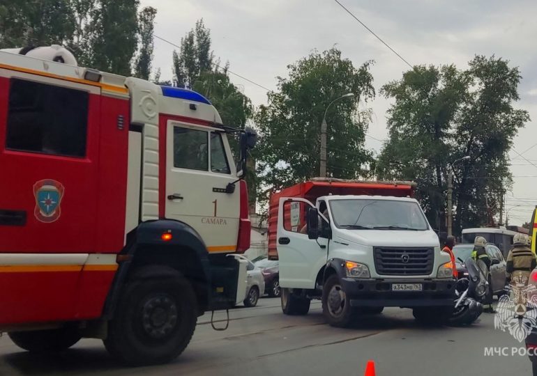 В Самаре водитель мотоцикла пострадал при столкновении с грузовиком