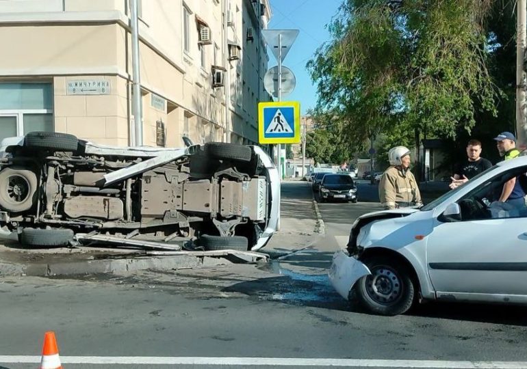 В Самаре внедорожник опрокинулся после столкновения с легковушкой