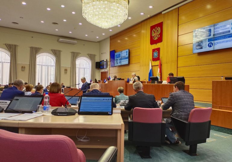 Виктор Кудряшов отчитывается перед депутатами о работе регионального правительства в прошлом году