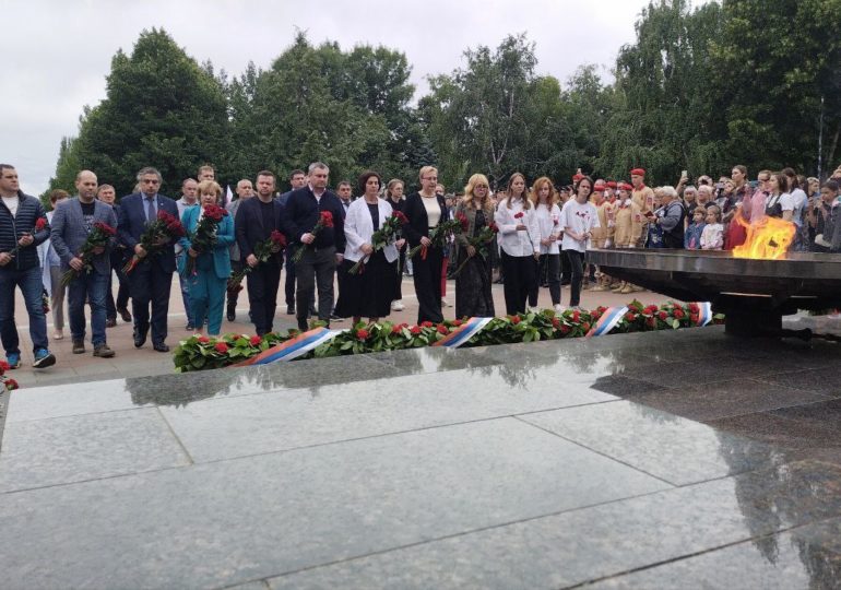 В Самаре прошла торжественная церемония возложения цветов к Вечному огню в память об историческом Параде Победы