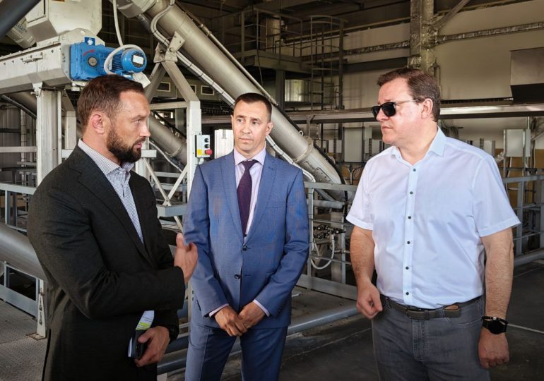 Дмитрий Азаров проверил качество ремонта автодороги на участке Кротовка-Отрадный и очистных сооружений