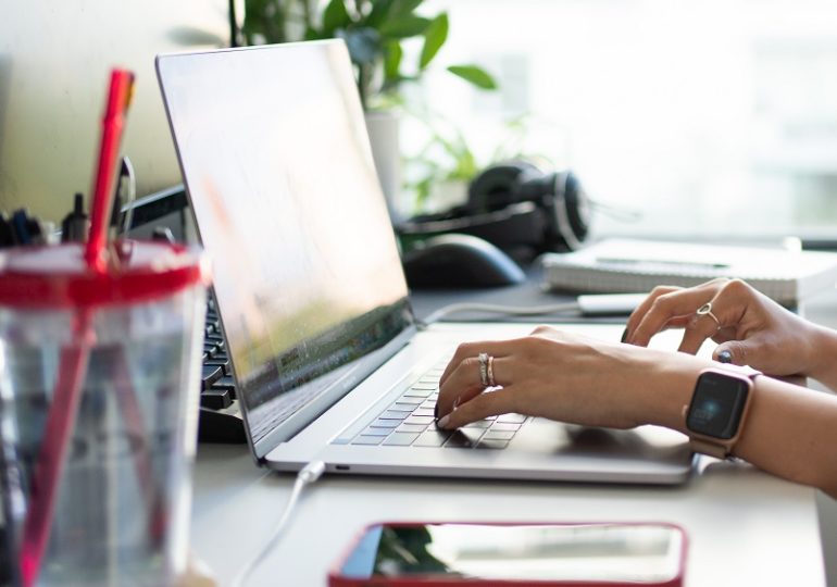 Самарцам рассказали, как спастись от жары на работе