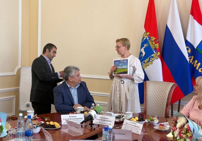 Глава города Елена Лапушкина вручила сертификаты на улучшение жилищных условий двум многодетным семьям