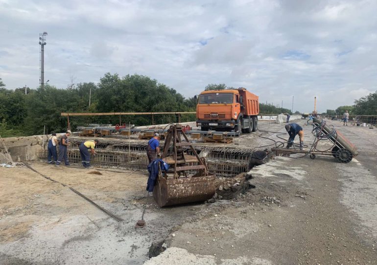 В Самаре на путепроводе по улице Земеца выполняются строительно-монтажные работы, направленные на обеспечение качества и безопасности дороги