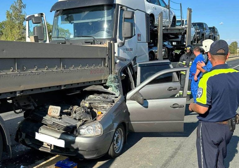 В Самарской области столкнулись две фуры и легковой автомобиль
