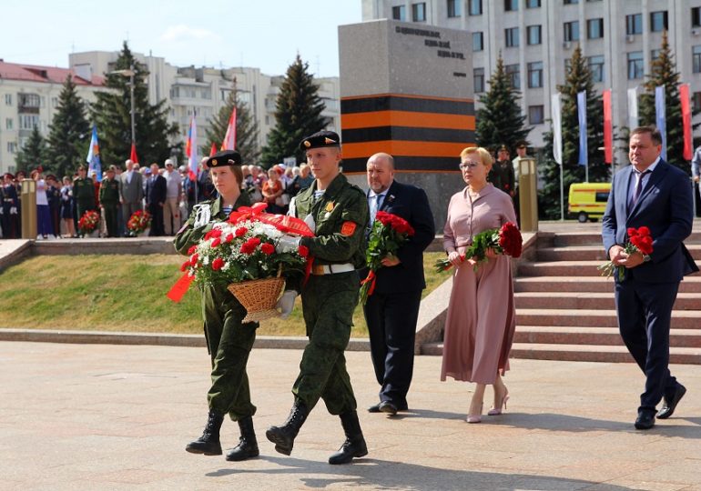 В Самаре возложили цветы в честь годовщины победы в Курской битве