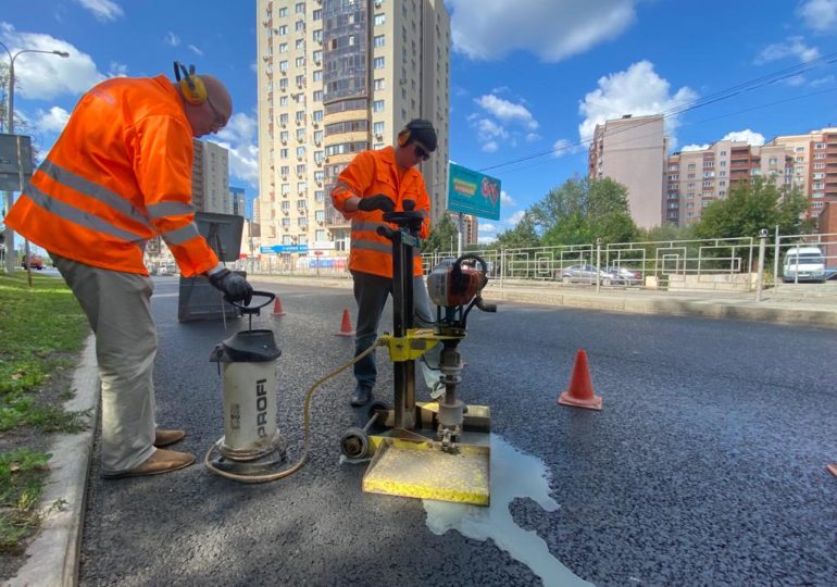 В Самаре все участки, обновляемые по дорожному нацпроекту, находятся на жестком контроле: на улице Солнечной идет отбор проб нового асфальтобетонного покрытия проезжей части