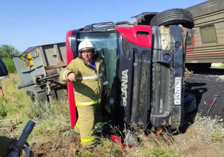 В Самарской области при столкновении поезда и большегруза погиб человек