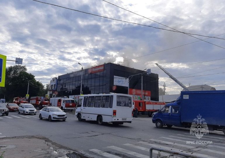 В Самарской области потушили кровлю торгового центра