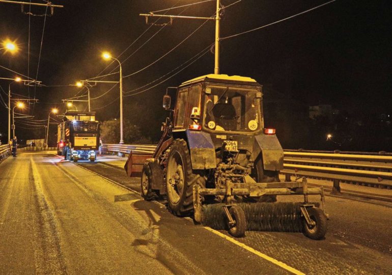 В ходе ремонта улицы Главной уже отфрезеровано старое покрытие проезжей части на мосту через реку Самара