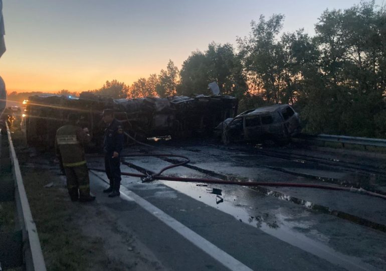 В Самарской области столкнулись бензовоз и два легковых автомобиля
