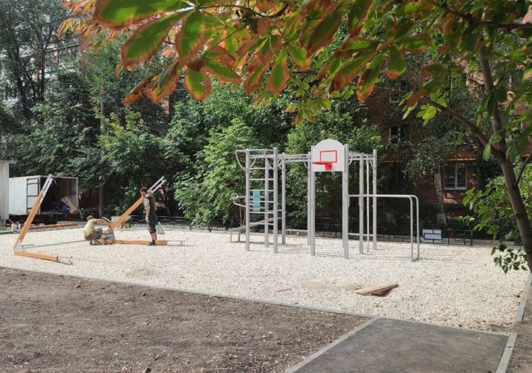 В Ленинском районе Самары по губернаторскому проекту «СОдействие» благоустраивают дворовую территорию