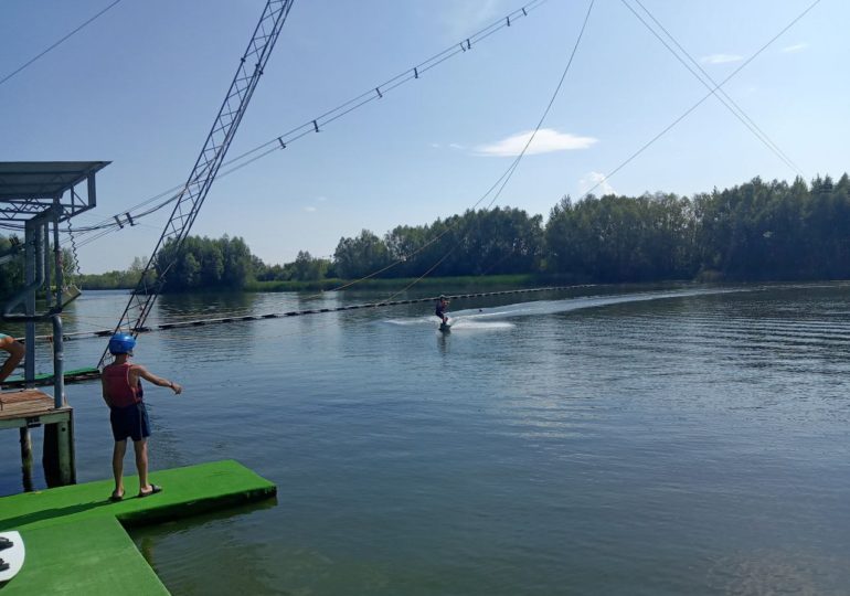 Самарских подростков учат кататься на вейкбординге