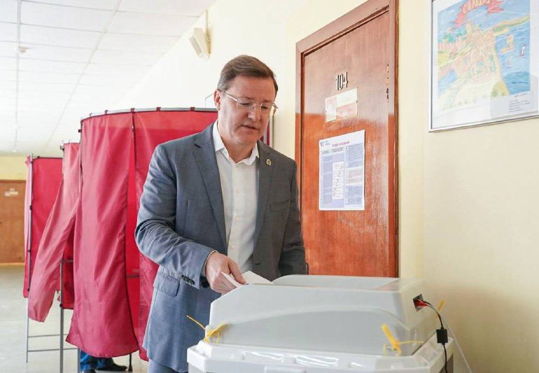 Дмитрий Азаров проголосовал на выборах губернатора Самарской области