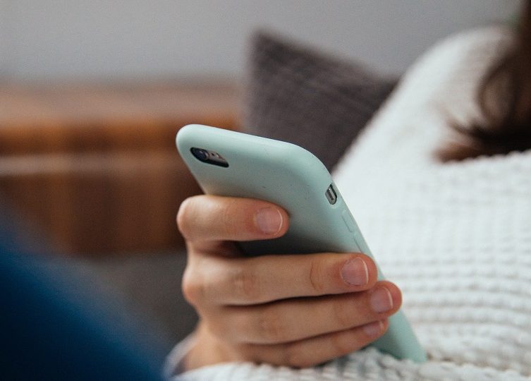 Большинство россиян в отпуске продолжали читать новости