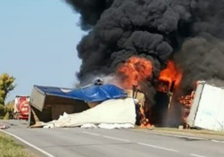 В Самарской области столкнулись две грузовые фуры и бензовоз