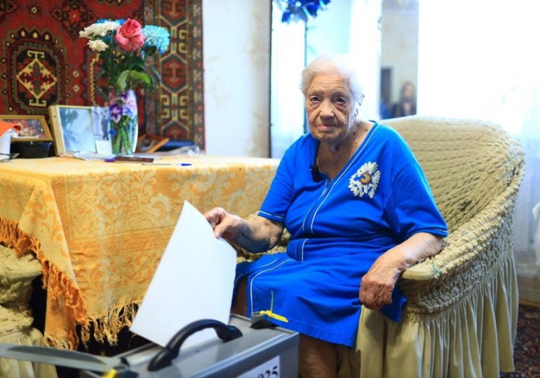 Фронтовичка проголосовала накануне 100-летнего юбилея