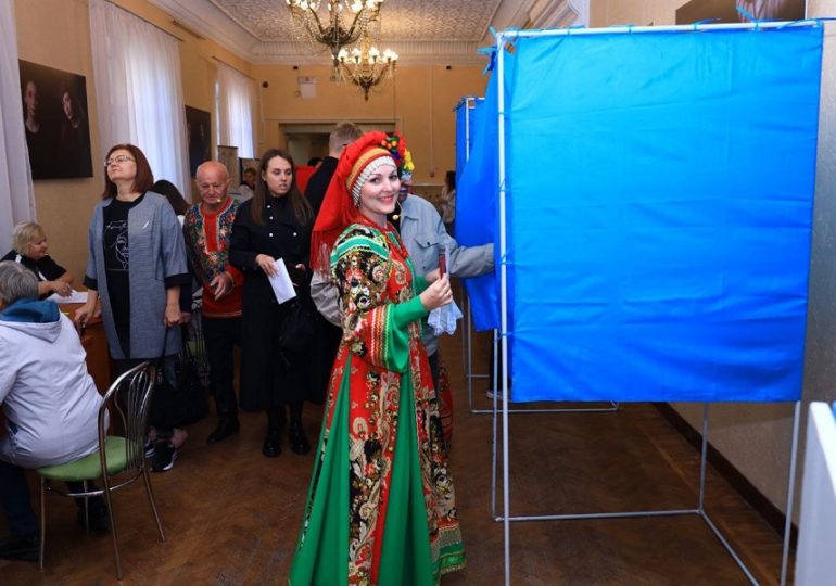 Народный ансамбль песни и танца «Россияне» проголосовал в Новокуйбышевске в полном составе