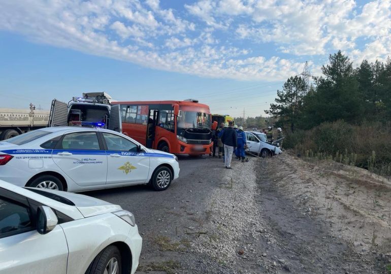 В Самарской области легковушка столкнулась с автобусом