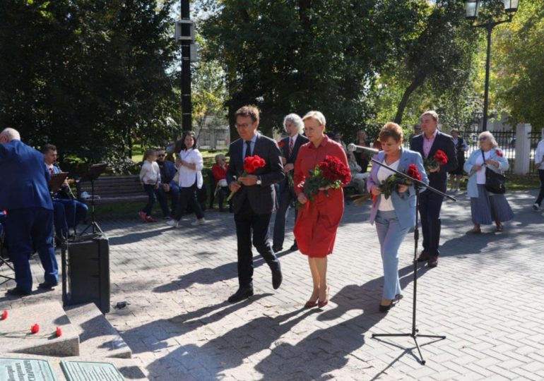 В Самаре возложили цветы к памятнику композитору Дмитрию Шостаковичу