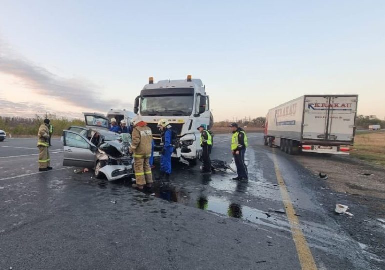 В Самарской области легковушка столкнулась с нефтевозом, погибла женщина