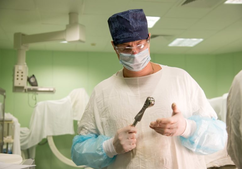 В Самаре пациенту с онкологией впервые установили эндопротез