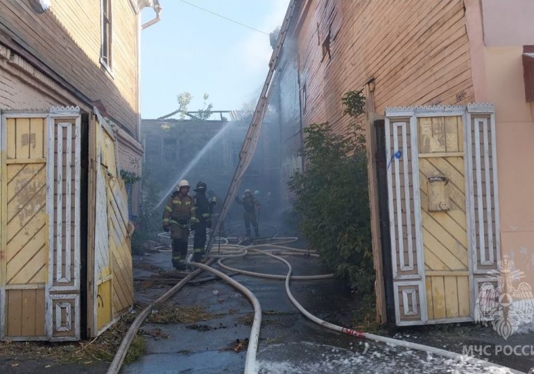 В Самаре пожарные тушат огонь в двухэтажном жилом доме на улице Самарской