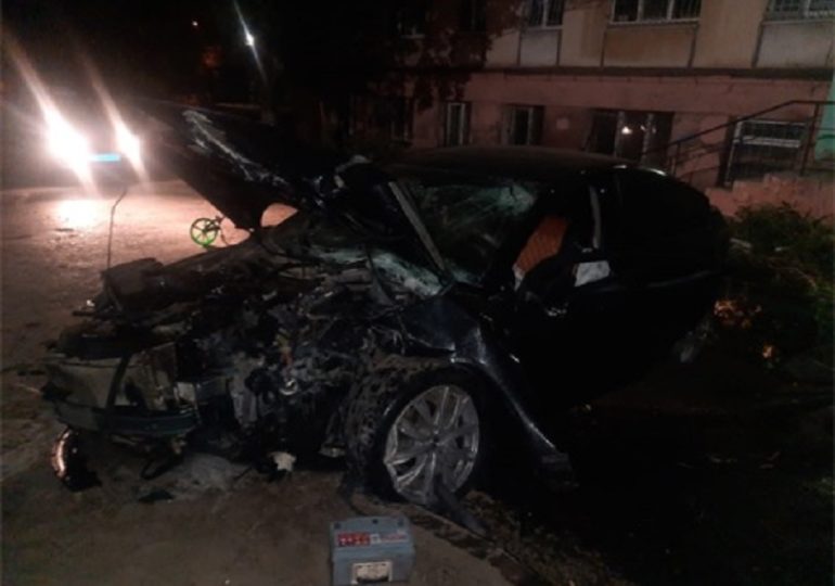 В Самаре водитель иномарки врезался в крыльцо здания