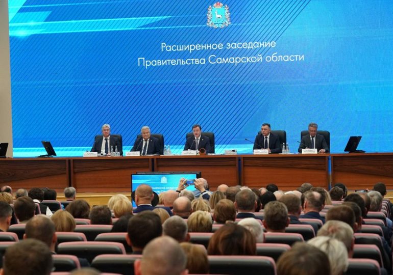 В Самаре Дмитрий Азаров проводит расширенное заседание областного правительства