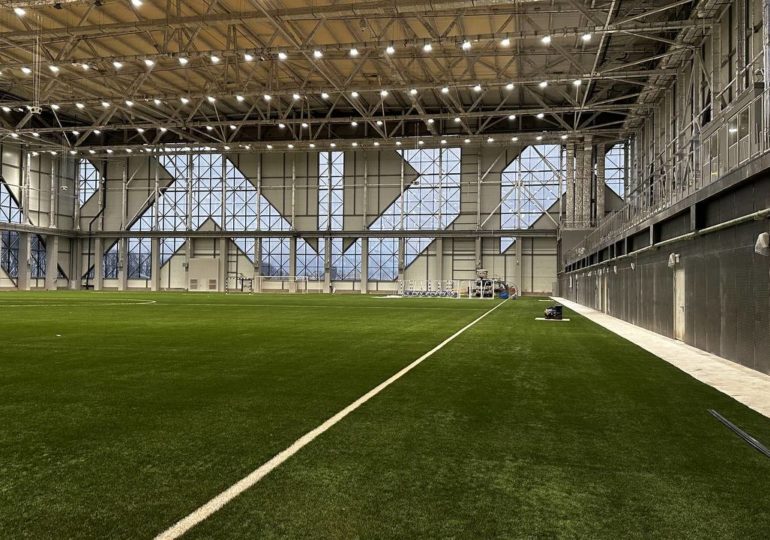 В Самаре ведется строительство круглогодичного футбольного поля