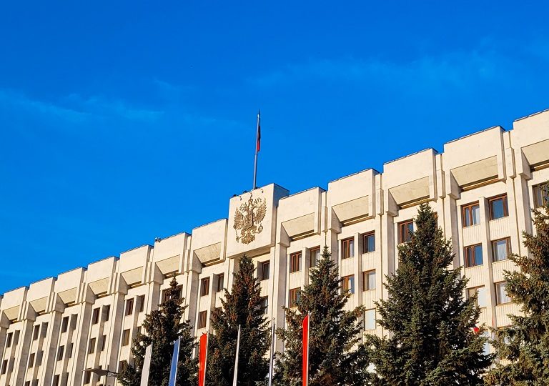Губернатор Дмитрий Азаров вручил государственные награды самарским участникам СВО