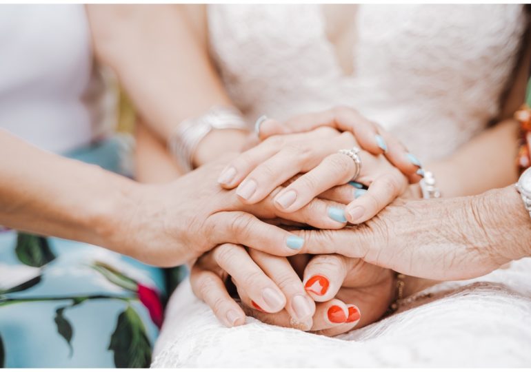 Стало известно, сколько россияне тратят на помощь своим родителям